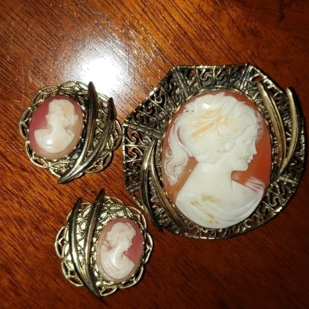 Vintage Cameo‎ and Clip Earring Set